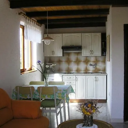 In With Seaview, Terrace, Air Condition, Wifi Apartment *